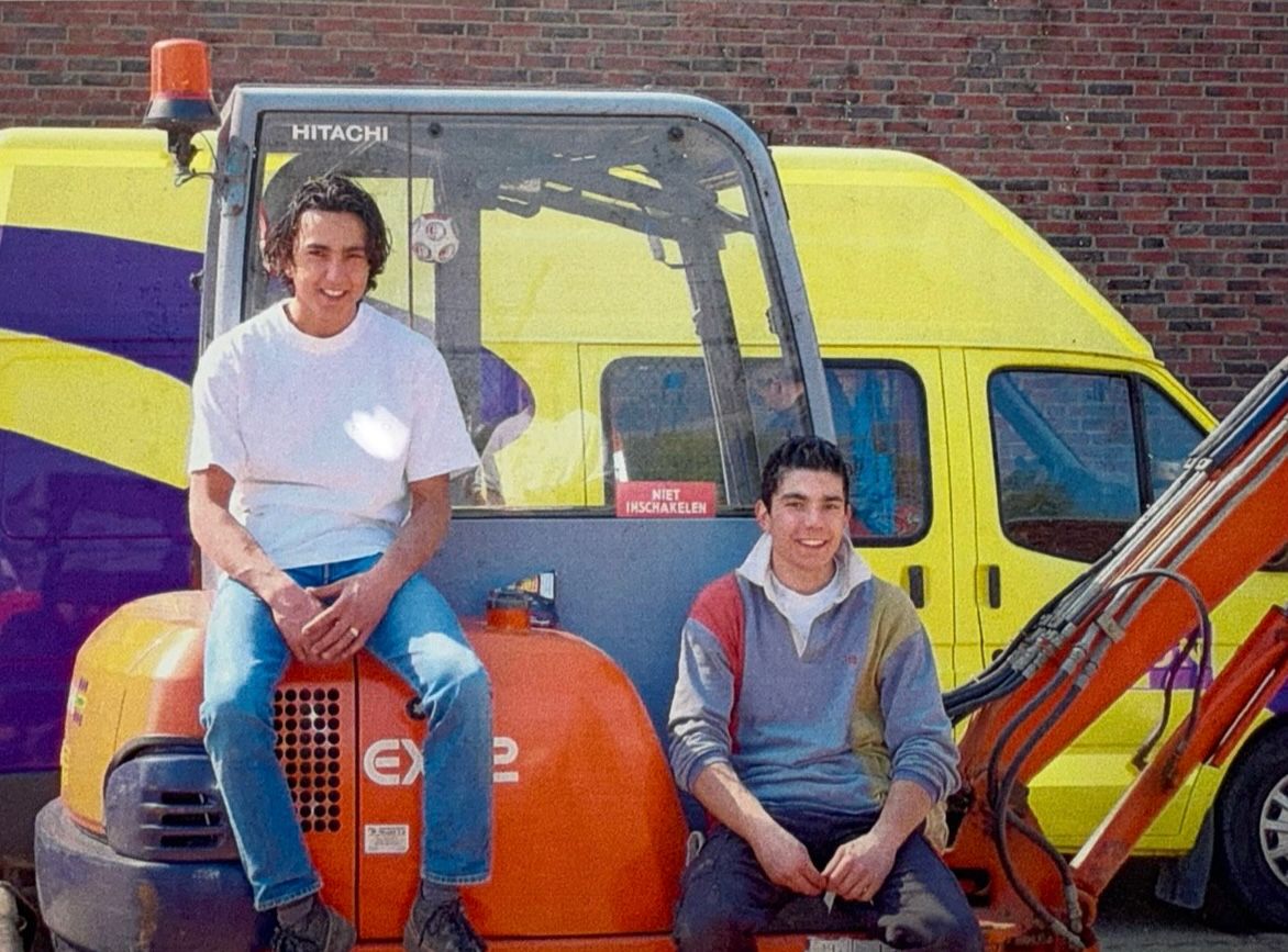 Murat en Mustafa Karaca aan het grondwerk in de beginjaren (2002)