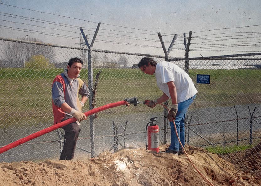 De broers naast hun eerste Hitachi mini-graafmachine